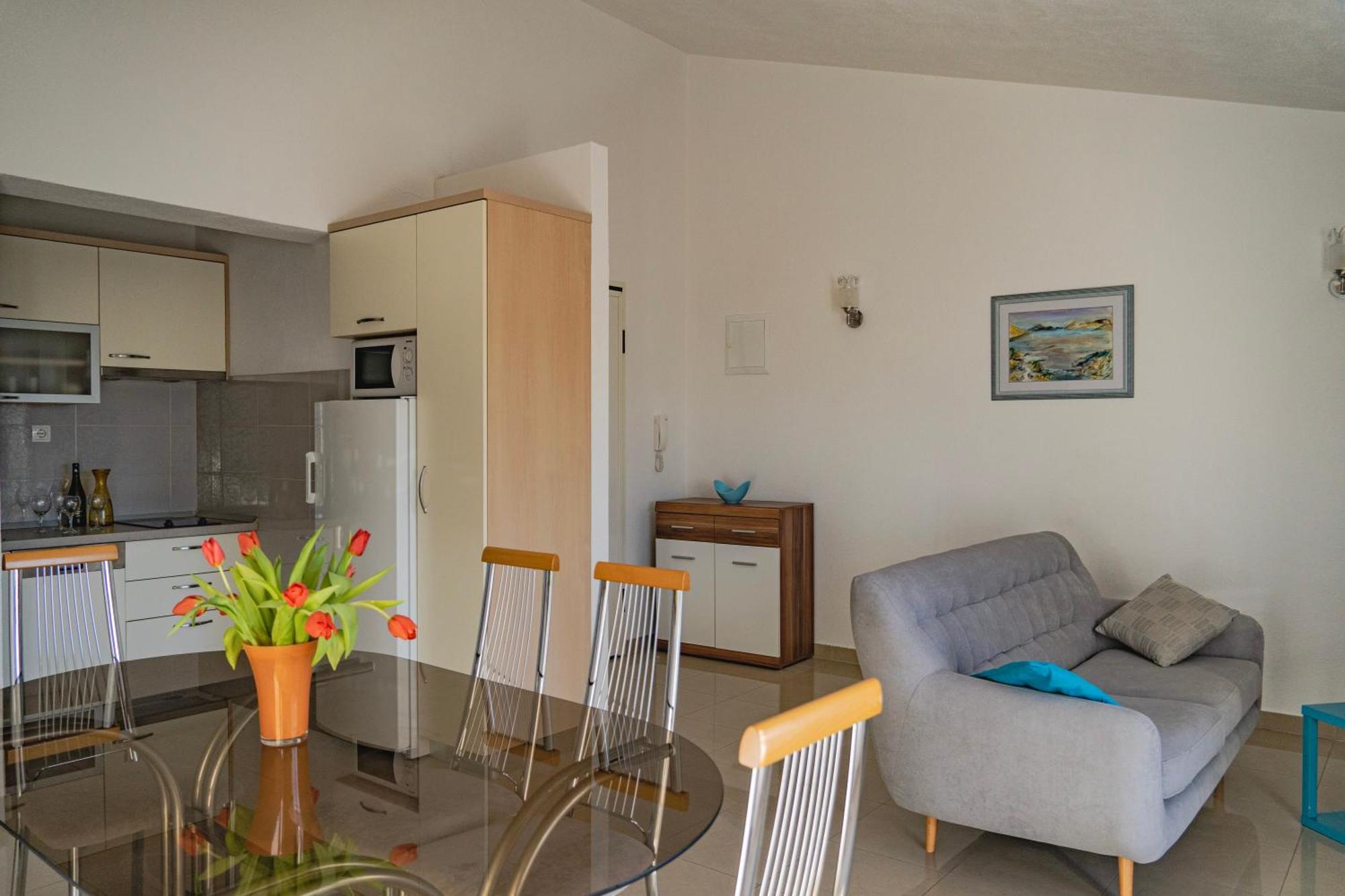 Apartments Sara & Nina オミシュ エクステリア 写真