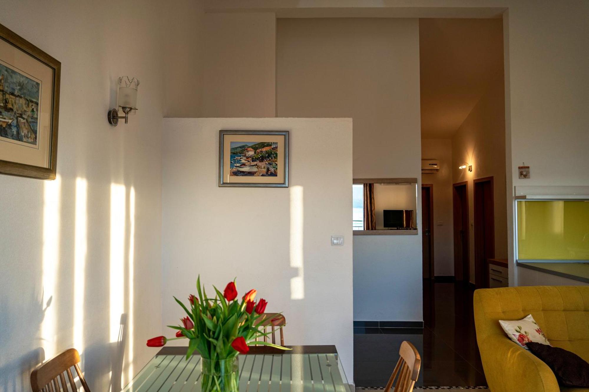 Apartments Sara & Nina オミシュ エクステリア 写真