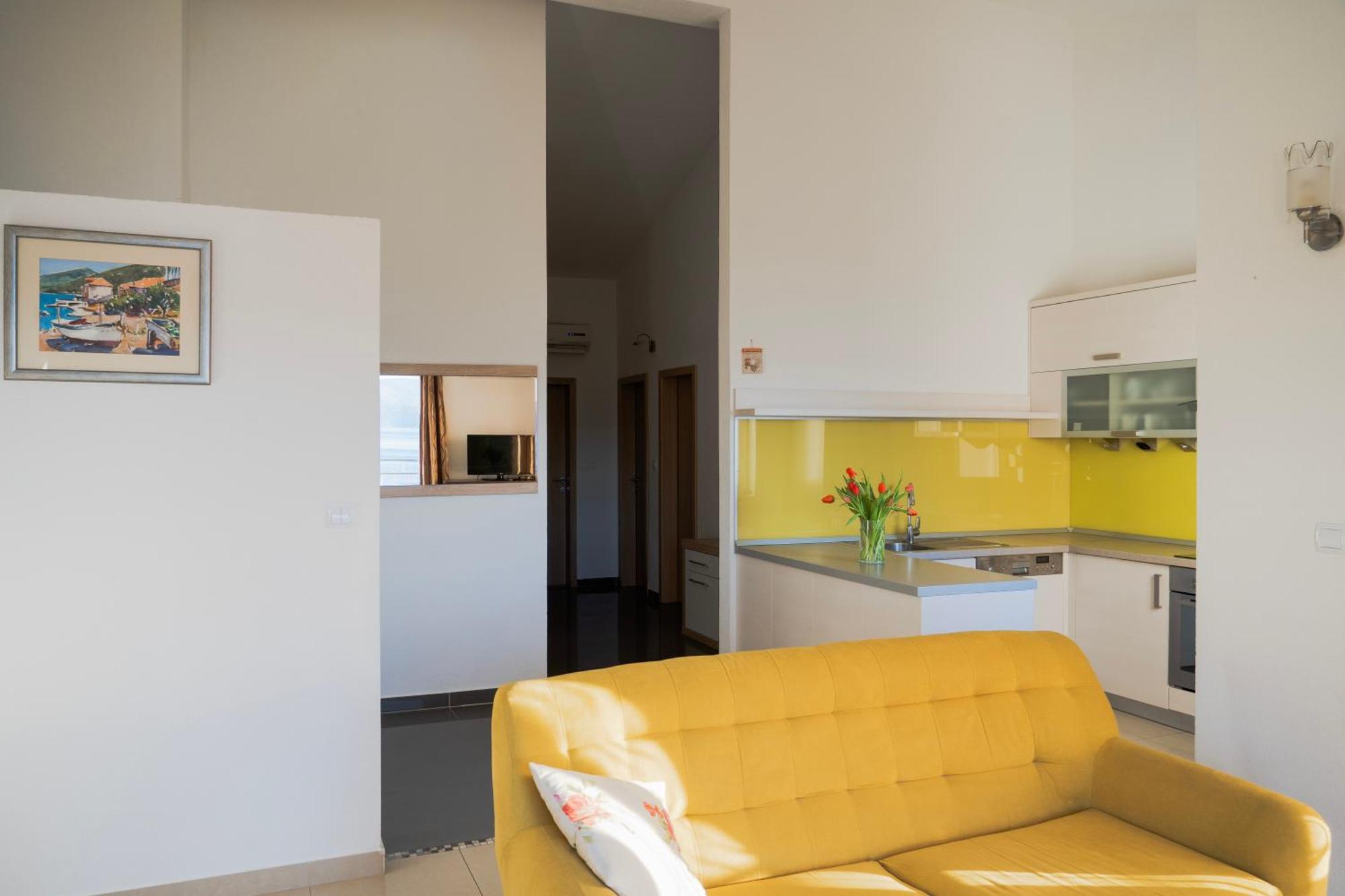 Apartments Sara & Nina オミシュ エクステリア 写真