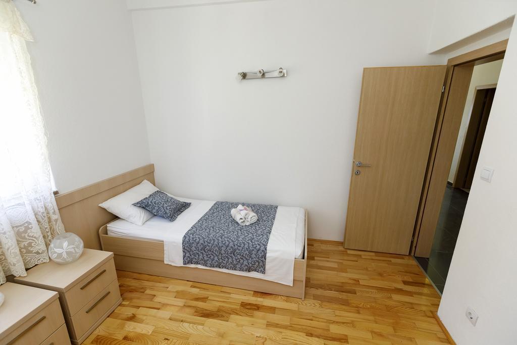 Apartments Sara & Nina オミシュ エクステリア 写真