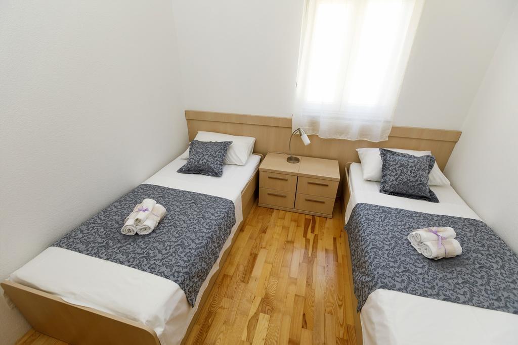 Apartments Sara & Nina オミシュ エクステリア 写真