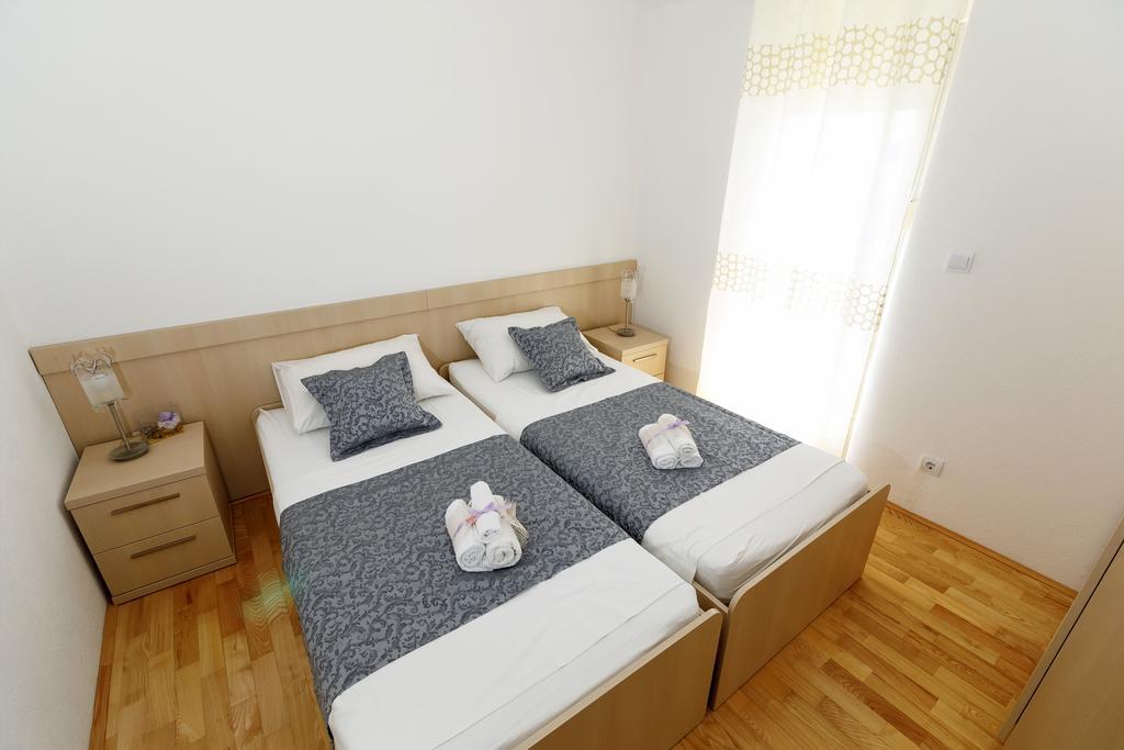 Apartments Sara & Nina オミシュ エクステリア 写真